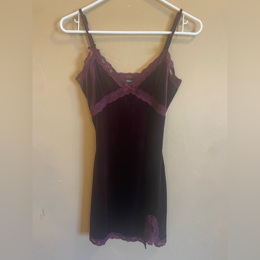 Forever 21 Velvet slip mini dress size small maroon with lace trim